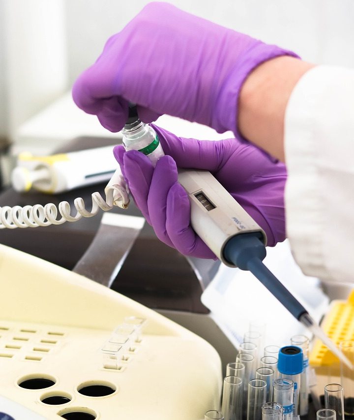Laboratorium w kropli: nowy mechanizm odkryty w układach mikroprzepływowych