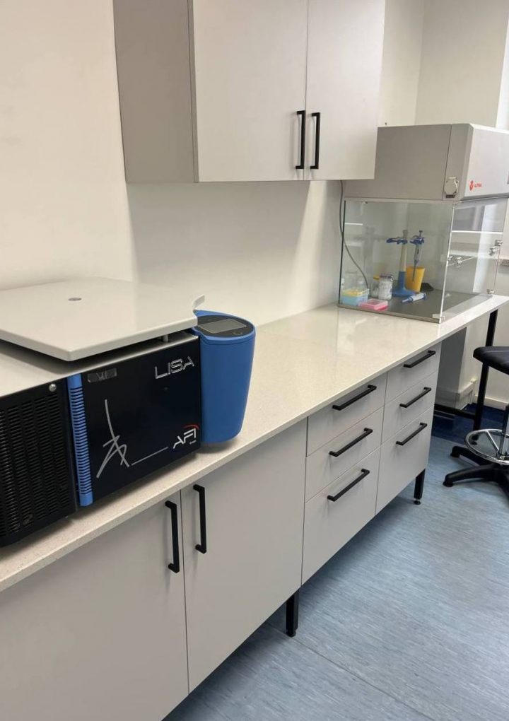 Meble laboratoryjne – fundament efektywnej pracy w laboratorium